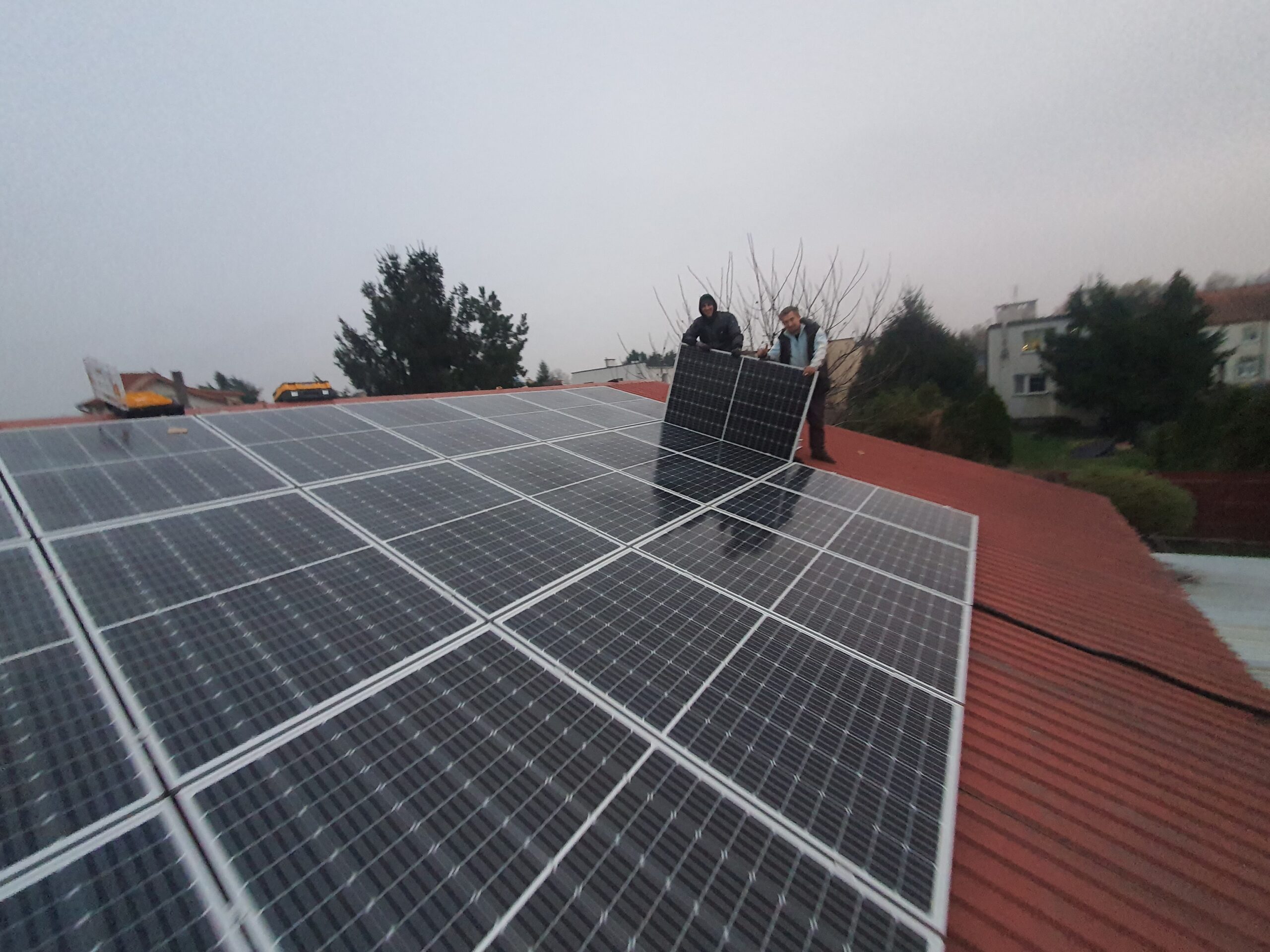 Gdzie lepiej zamontować fotowoltaikę – na dachu czy na gruncie?